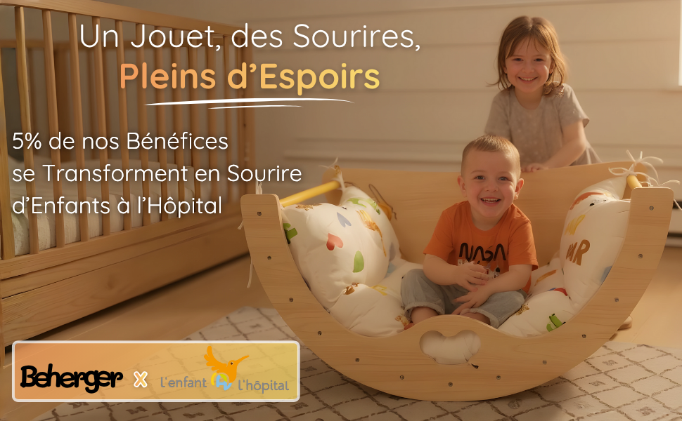 Enfant jouant sous une arche Montessori en bois en mode cabane sensorielle